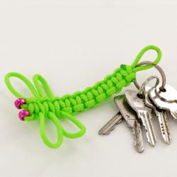 Apprenez à tresser un porte-clés libellule en paracorde avec ce tutoriel facile. Une activité manuelle ludique à faire avec les enfants, idéale pour offrir ou accrocher à ses clés.