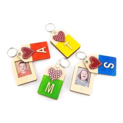 Retrouvez nos conseils pour personnaliser un porte-clé en bois facilement avec les initiales des enfants.