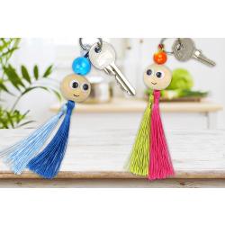Avec quelques accessoires vous allez pouvoir fabriquer de charmants petits personnages à accrocher à vos clés. Un activité créative facile, originale et économique !