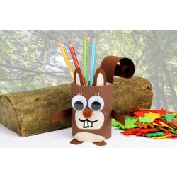Découvrez un bricolage facile qui permettra aux enfants de transformer un simple pot à crayons en écureuil à l'aide de peinture et de papier ! Un bricolage idéal pour l'automne, à réaliser en