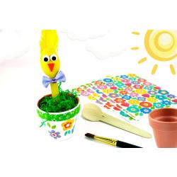 Découvrez une activité créative de Pâques facile et amusante qui va plaire aux enfants ! Grâce à des pots en terre cuite, des petites cuillères en bois, de la peinture et plein de jolis access