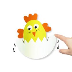 En utilisant uniquement des feuilles de papier colorées, de la colle et des ciseaux vous allez pouvoir fabriquer ce petit poussin de Pâques dans son oeuf.Appuyez avec votre doigts sur l'oeuf e