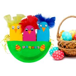 Poussins de Pâques dans leur nid