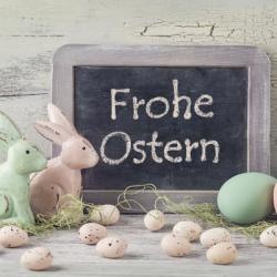 La veille de Pâques en Allemagne, les enfants confectionnent un nid de paille ou de mousse que les parents cachent dans le jardin ou dans la maison afin que le lapin de Pâques y dépose des œufs multic