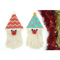 Au cours de cette activité les enfants vont s'amuser à fabriquer des pères Noël rigolos en utilisant des bâtonnets en bois, du fil macramé et du papier. Un bricolage de Noël facile et original
