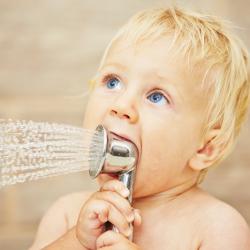 Il ne s’agit pas de se priver du plaisir du bain, mais de tenter de privilégier la douche chaque fois que c’est possible. On prend souvent un bain par réflexe, mais combien de temps y reste-on vraimen