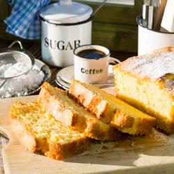 Le quatre quarts est un gâteau qui composé à parts égales de farine, oeufs, sucre et beurre. L'élément de mesure est le poids des oeufs. Ce gâteau classique se conserve tr&egra