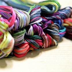 Retrouvez tous nos conseils pour choisir un bon fil à bracelet brésilien. Nous vous expliquons aussi quelle longueur couper en fonction du type de bracelet que vous voulez faire. Laissez-vous guider p