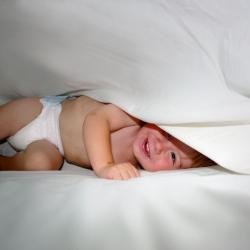 La première couche-culotte complètement jetable est inventée en 1961. Cette innovation est attribuée à Victor Mills, ingénieur chimiste qui teste ses inventions sur… ses petits-enfants ! Son but est a