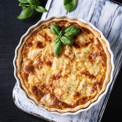 Une recette aux trois variétés de fromage : Gruyère, Tomme et Edam. La pâte feuilletée lui apporte un peu de légèreté. Une recette illustrée pour les parents
