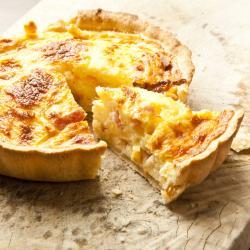 Les enfants adorent cette quiche non traditionnelle. Les allumettes de lard fumé sont plus faciles à manger et plus agréables à la vue que les classiques lardons. Il est inutile d’ajouter de sel, celu