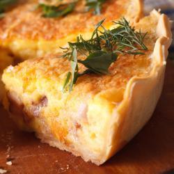 Recette de la quiche loraine traditionnelle aux lardons de lard fumé. Cette quiche est très rapide à préparer, une recette pour les parents pressés.