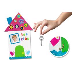 Lors de cette activité les enfants transformeront un simple support en bois en un range-clés mural représentant une jolie maison colorée. Un cadeau mignon et pratique à offrir à son papa ou à