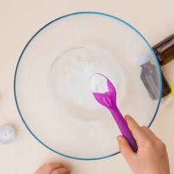 Voici une recette de colle maison à faire pour les collages des enfants. Cette recette de colle est facile à faire et elle peut être conserver plusieurs jours à l'abrit de l'air. Cette recette de coll