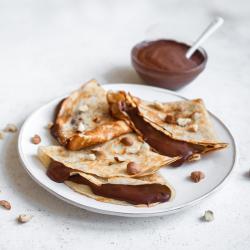 Recette de pâte à crêpes sans farine. Découvrez comment réaliser une pâte à crêpes quand on a pas de farine en la remplaçant par de la Maizena. Une recette délicieuse pour le Carnaval ou la Chandeleur