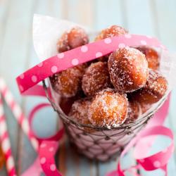 Recette pour faire les célèbres croustillons à manger au Carnaval ou pendant les fêtes de fin d'année. Une recette qui plaira aux petits comme aux grands