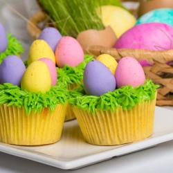 La recette des cupcakes chocolat de Pâques qui plaira aux petits comme aux grands. Une activité gourmande et drôle à faire en famille avant la chasse aux oeufs. Retrouvez toutes les informations et as