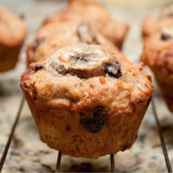 Nous avions envie de revisiter le plus populaire des gâteaux anglais en lui ajoutant deux ingrédients indispensables à tous les gourmands : la banane et le chocolat. Suivez la recette de notre muffin 