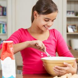 Recette expliquée pour faire du papier mâché à base de farine. Cette pâte est particulièrment adaptée aux jeunes enfants. Fiche pratique expliquant comment faire du papier m&ac