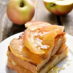La pomme s'accorder parfaitement au pain et au sucre caramélisé dans cette recette du pain perdu aux pommes. Une recette simple pour cuisiner les pommes et les restes de pains. Le pain perdu aux pomme
