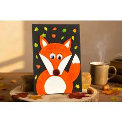 Renard avec des assiettes en carton