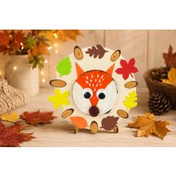 Renard d'automne avec un rondin de bois