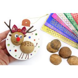 Renne de Noël avec des coquilles de noix