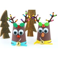 Retrouvez le tuto pour fabriquer un renne de Noël avec un gobelet en carton et des pompons pour une petite décoration très mignonne.