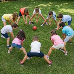 Le jeu de la tomate est un jeu de ballon qui se joue à plusieurs. Dans le jeu de la Tomate, le but est de réussir à faire passer le ballon entre les jambes écartées des autres joueurs, seul moyen de l