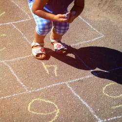 La marelle est un incontournable des cours de récréation. Un jeu d'extérieur facile que les enfants adorent. Voici les règles de la marelle. A vous de faire découvrir le plaisir du jeu de marelle à vo