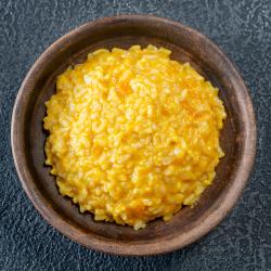 Une préparation de riz surpenante mais délicieuse pour accompagner certains plats de poisson ou l'agneau. Le riz à l'orange est une recette sucrée salée. Mis à part l'orange, le riz se pr&a