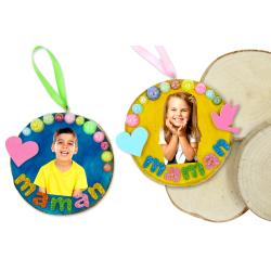 Cette année nous allons fabriquer un cadeau de fête des mère original grâce à un rondin de bois !Les enfants pourront le décorer avec de l'encre, des strass et une jolie photo afin d'obtenir une jolie