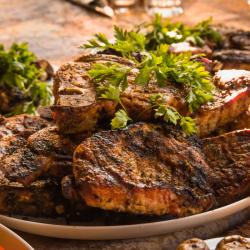Le rôti de rumsteck est une recette facile à préparer que ce soit pour le repas du week-end ou pour un repas de fête. Le rumsteck à la moutarde et au poivre s'accompagne aussi bien de légumes cuisinés