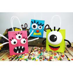 Une activité manuelle pour Halloween qui consiste à transformer des petits sachets en papier kraft en monstres rigolos avec des grands yeux globuleux. En plus de s'amuser à fabriquer les monstres,