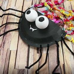 Halloween : réaliser ses sachets et ses paniers de bonbons pour la fête. Le enfants pouront participer à la chasse aux bonbons avec des sacs faits maison.