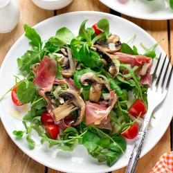 Petite salade composée à la féta, aux champignons, aux tomate séchées, jambon cru et aux coeurs d'artichauts. Une salade pour les repas légers ou les repas d'été.