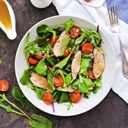 Salade composée avec des gésiers de canard. Une recette de salade facile pour les déjeuners d'été. En hiver cette salade aux gésiers de canards sera servie en entrée.