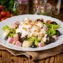Salade composée au jambon de Paris à faire avec ou pour les enfants. Une recette de salade composée à faire découvrir aux enfants. Recette illustrée de photos