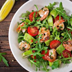 Salade aux crevettes roses, surimi et avocat. Les enfants sont très sensibles à l'aspect esthétique des plats. Pour multiplier les chances de les voir manger des salades, il est préférable de pr&e