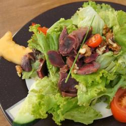 Salade de tagliatelles de courgettes et de magret de canard. Cette salade de courgette est agrémentée de copeaux de parmesan et de tomates confites. Recette illustrée facile à faire pour tous.