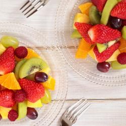 une recette délicieuse de salade de fruits à personnaliser selon les goûts, les envie et la saison. Cette recette est facile à réaliser avec des enfants et permettra de se rafraichir lorsqu'il fera ch