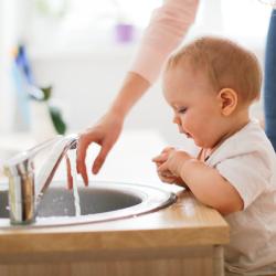Retrouvez nos conseils pour installer une salle de bain Montessori aux enfants et leur permettre de développer leur autonomie.