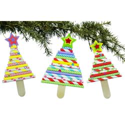 Découvrez une activité facile qui permettra aux enfants de fabriquer des petits sapins à accrocher dans le grand sapin de Noël ! Et tout cela en utilisant simplement des bâtonnets en bois et des paill
