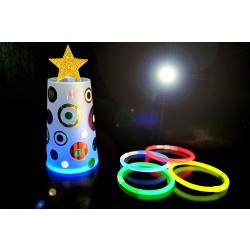 Dans cette activité de Noël, nous allons utiliser des gobelets en plastique translucide, des jolis stickers métallisés ainsi que des bracelets lumineux pour fabriquer des sapins originaux pour décorer