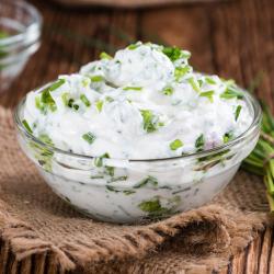 Recette d'une sauce au fromage blanc et à la ciboulettepour accompagner des légumes à croquer.