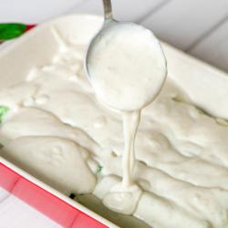 La sauce béchamel est un classique incontournable de la cuisine. Vous trouverez de la sauce béchamel toute prête, mais essayez et avec un peu d'entraînement une sauce béchamel se fait en moins de 10 m