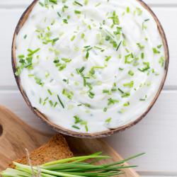 Sauce au fromage blanc et fines herbes pour accompagner une croque au sel ou pour garnir des minis sandwichs au saumon. En général, les enfants n’aiment pas les fines herbes, mais il est bon de commen