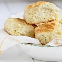 Recette des scones anglais. Les scones sont un classique de l'heure du thé. Les petits et les grands les apprécieront aussi pour un brunch ou un goûter. Entre gâteau et petits pain, vous adorerez ces 