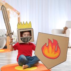 Quelques idées simples pour se déguiser en chevalier. Une proposition de bricolage à faire pour se déguiser ne chevalier. L'armure, le casque et le bouclier de chevalier sont faits maison.