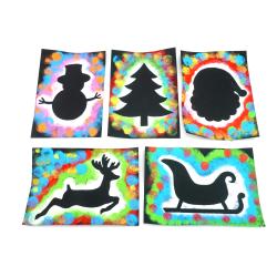 Dans cette activité manuelle de Noël, nous allons vous montrer comment réaliser des jolies silhouettes sapin, renne, bonhomme de neige, cadeau, bonhomme de pain d'épice, traîneau, étoile, chaussette d